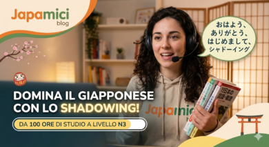Immagine in evidenza del blog Japamici: Una studentessa indossa le cuffie e pratica lo shadowing di giapponese. Sullo schermo appaiono il logo Japamici e i testi in italiano "Domina il giapponese con lo Shadowing! Da 100 ore di studio a livello N3", insieme a icone giapponesi come ciliegi e un daruma.